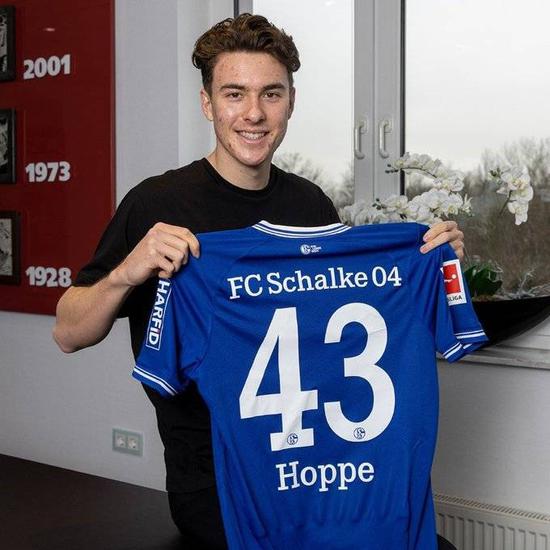 19岁美国小将霍普与沙尔克04签下首份职业合同
