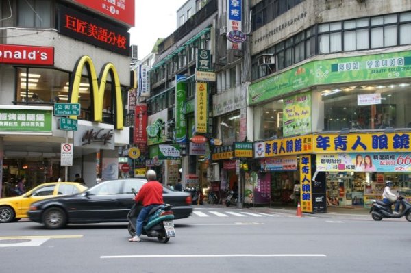 香港人眼中的台湾：富人住铁皮屋穷人睡大街